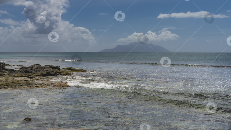 Скачать Морское дно обнажалось во время отлива. фотосток Ozero