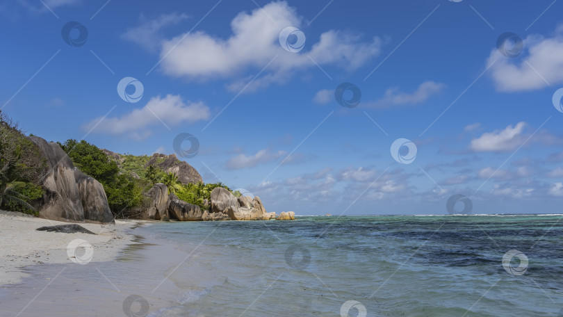 Скачать Прекрасный пляж на тропическом острове. фотосток Ozero