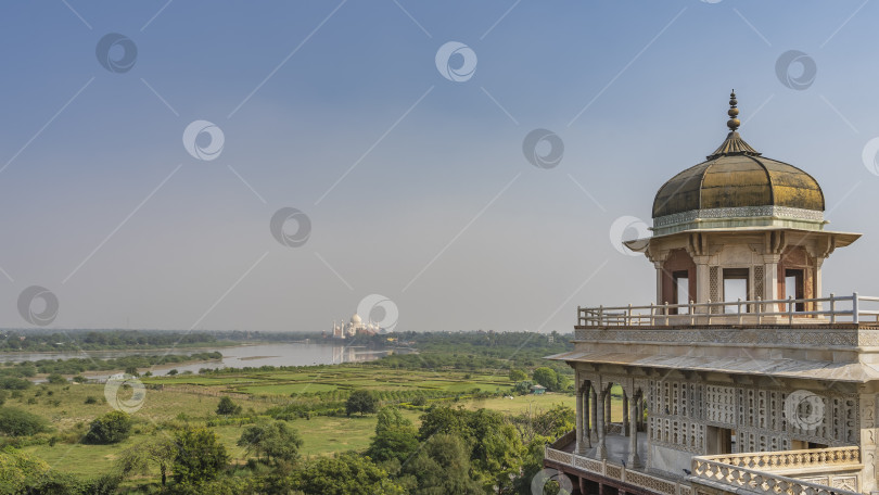 Скачать Красивый Мусамман Бурдж на фоне голубого неба и зеленых полей фотосток Ozero