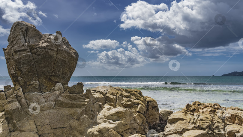 Скачать Причудливые прибрежные скалы на фоне голубого неба и облаков. фотосток Ozero