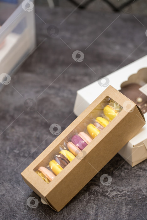 Скачать коробка с печеньем macarons в собранном порядке стоит на столе. концепция домашней пекарни. фотосток Ozero