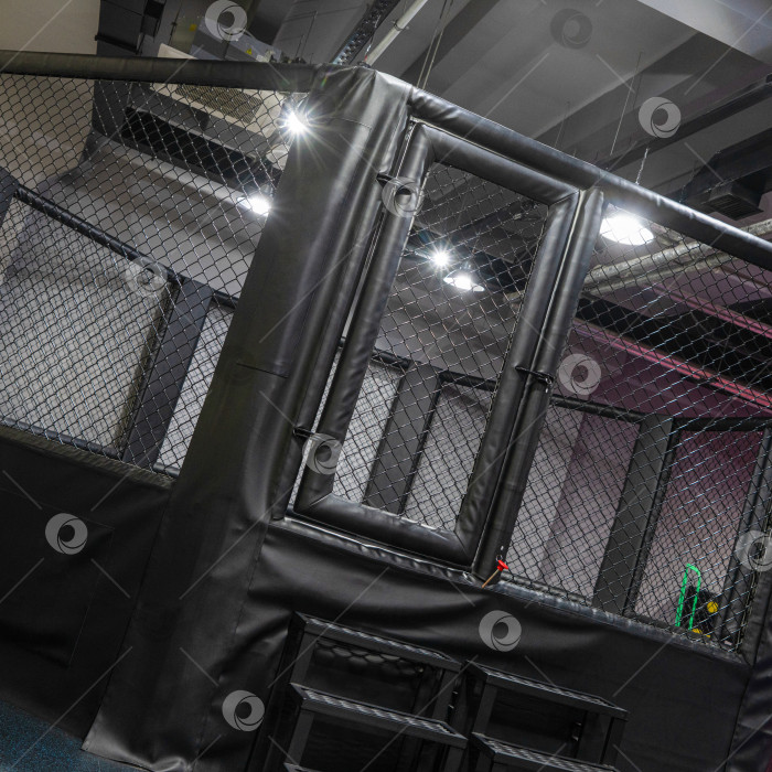 Скачать Восьмиугольная клетка для кикбоксинга в спортивном комплексе фотосток Ozero