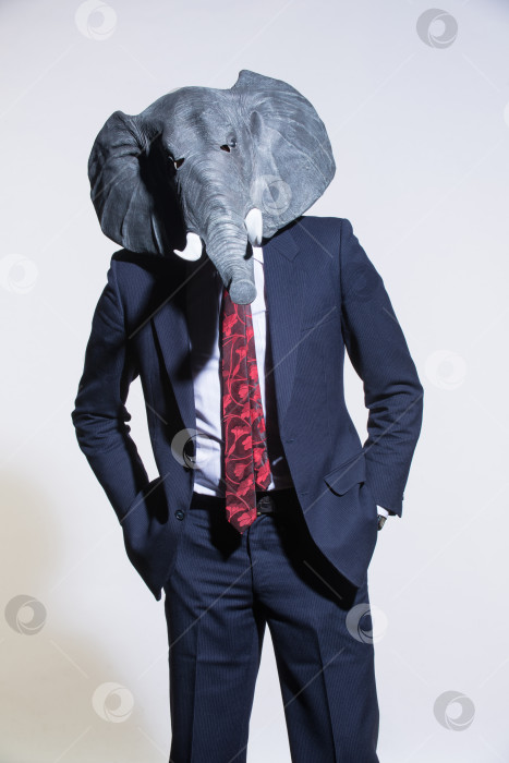 Скачать человек в маске слона на светлом фоне фотосток Ozero