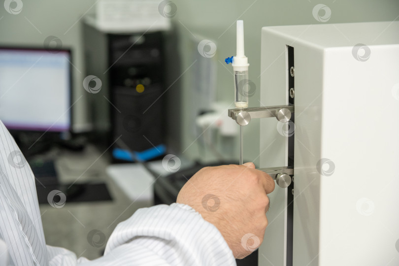 Скачать Снимок крупным планом рук, работающих на станке в медицинском учреждении фотосток Ozero