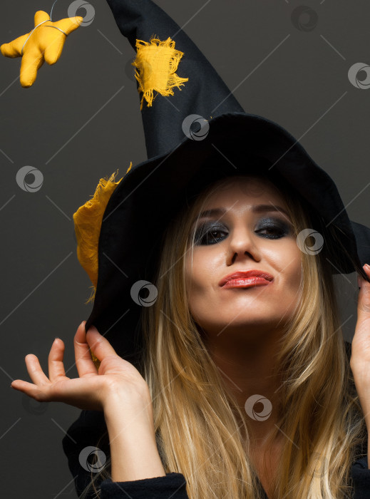 Скачать портрет девушки-ведьмы на Хэллоуин фотосток Ozero