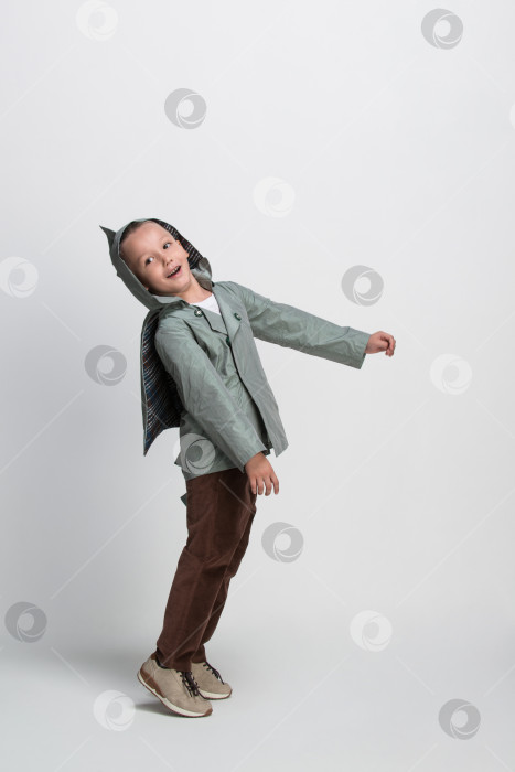 Скачать мальчик на белом фоне фотосток Ozero