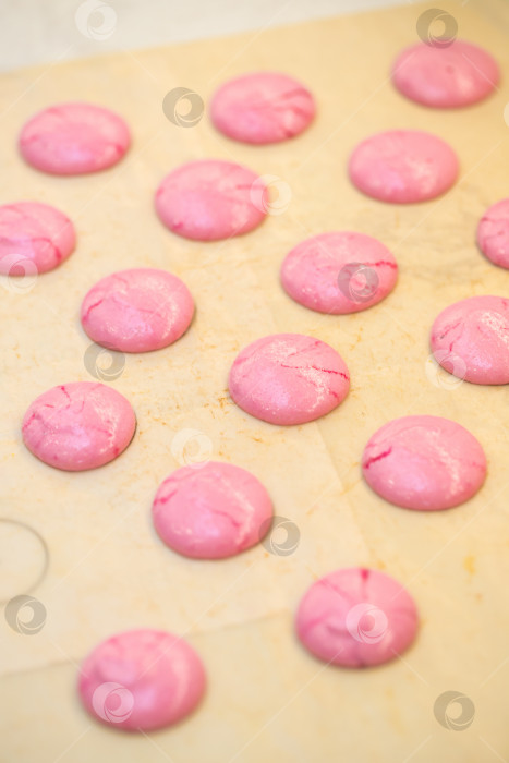 Скачать розовые половинки для печенья "макарунз" на столе. концепция домашней пекарни. фотосток Ozero