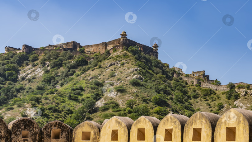 Скачать На гребне горы находится древняя крепостная стена фотосток Ozero