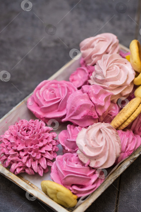 Скачать фруктовый зефир ручной работы в виде цветов. концепция домашней пекарни. фотосток Ozero