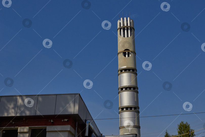 Скачать Фотография металлической дымовой трубы на фоне голубого неба. фотосток Ozero