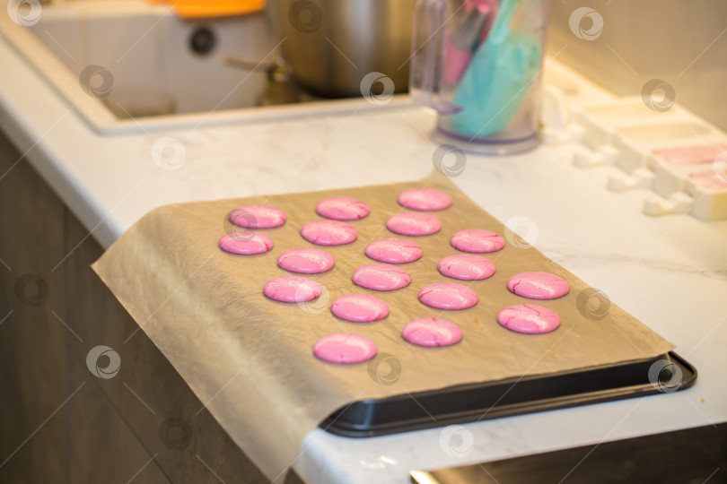 Скачать розовые половинки для печенья "макарунз" на столе. концепция домашней пекарни. фотосток Ozero