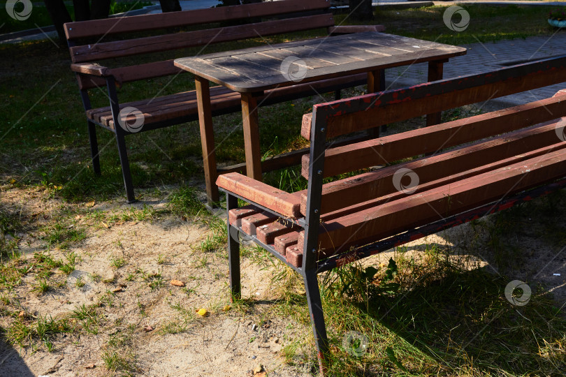 Скачать Фотография скамейки с деревянным столом снаружи. Место фотосток Ozero