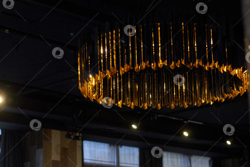 Скачать Фотография большой металлической люстры с тарелками. фотосток Ozero