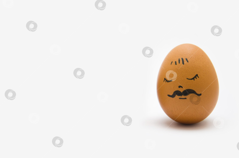 Скачать Яйца с нарисованным лицом с усами, психология чувств, спокойный дзен на белом фоне, место для текста фотосток Ozero