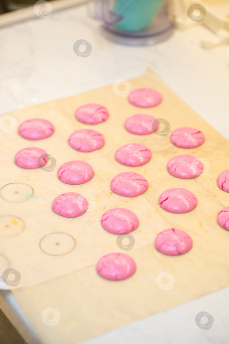 Скачать розовые половинки для печенья macaroons на столе. концепция домашней пекарни. фотосток Ozero