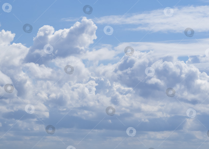 Скачать Облака на голубом небе, естественная текстура. Фон голубого неба с  фотосток Ozero