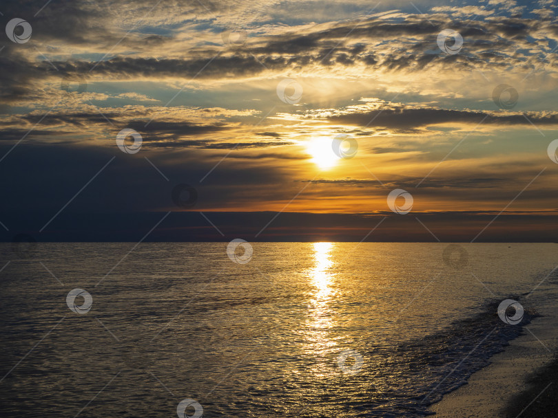 Скачать Живописный вид на море на фоне неба во время заката. Красота фотосток Ozero