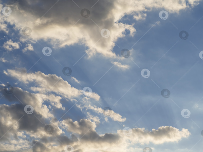Скачать Облачное голубое небо с естественным солнечным светом фотосток Ozero