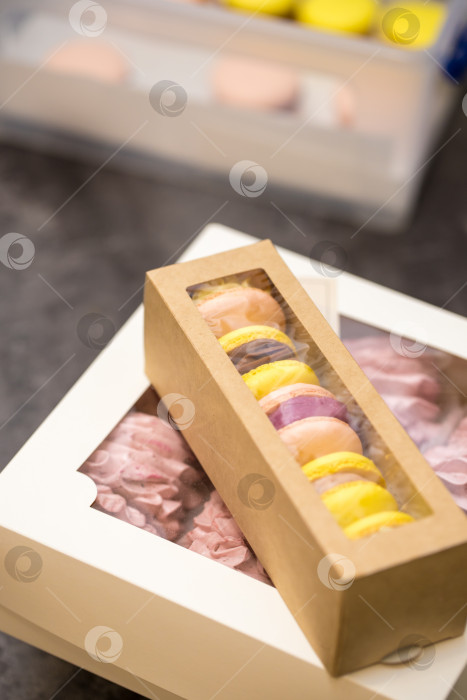 Скачать коробка с печеньем macarons в собранном порядке стоит на столе. концепция домашней пекарни. фотосток Ozero