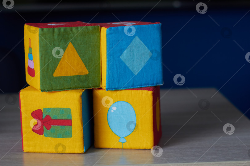 Скачать Фото кубиков из мягкой ткани для детей. Развлечение фотосток Ozero