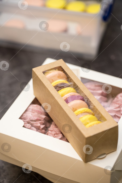 Скачать коробка с печеньем macarons в собранном порядке стоит на столе. концепция домашней пекарни. фотосток Ozero