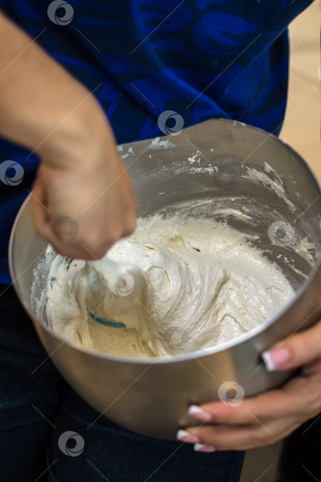 Скачать женщина замешивает тесто для макарон. руки крупным планом. концепция домашней пекарни. фотосток Ozero