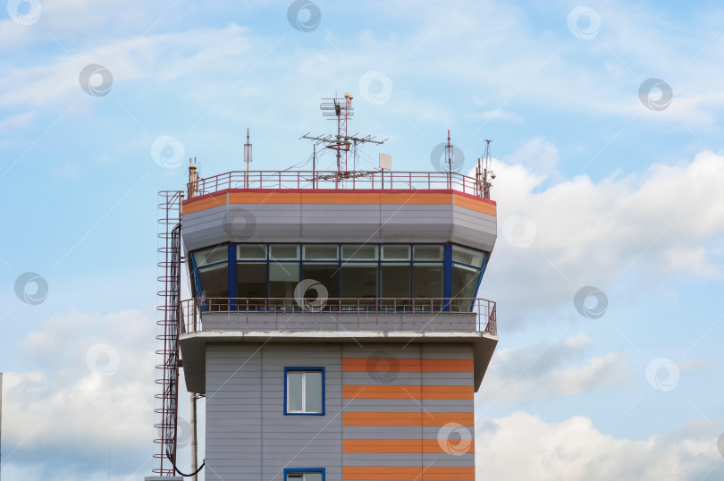 Скачать Современная башня управления воздушным движением. фотосток Ozero