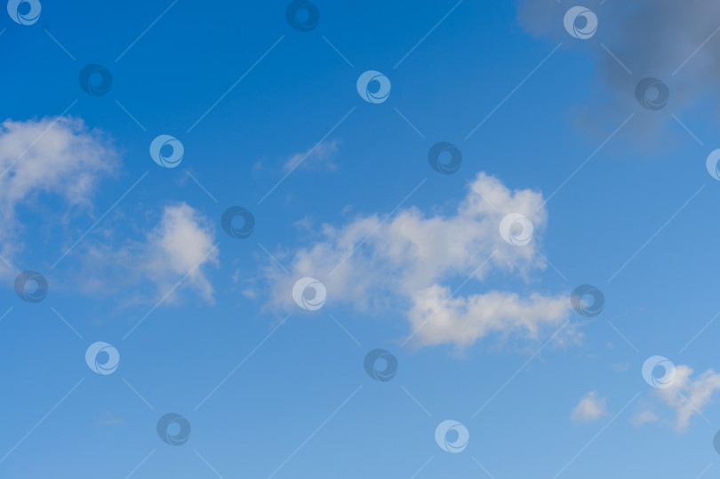 Скачать Красивые облака в голубом небе фотосток Ozero