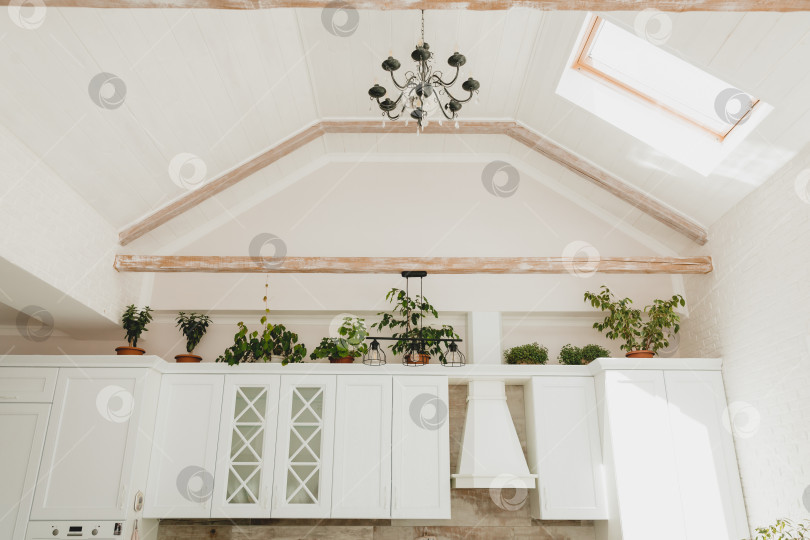 Скачать мансардное окно в гостиной. белая светлая гостиная с окном в потолке. фотосток Ozero