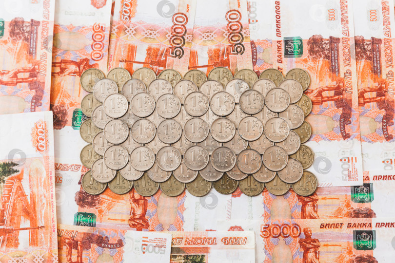 Скачать многие монеты достоинством в 1 рубль лежат на российских деньгах. фотосток Ozero