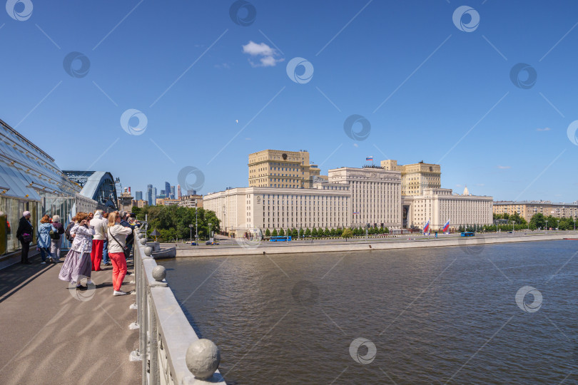 Скачать Андреевский пешеходный мост. Здание Министерства обороны РФ. фотосток Ozero