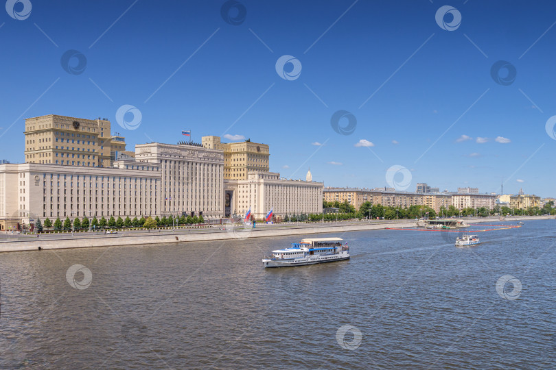 Скачать Прогулочный теплоход на Москве-реке проплывает мимо здания Министерства обороны РФ. фотосток Ozero