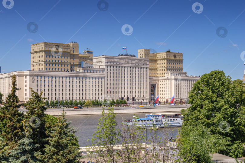 Скачать Вид на Министерство обороны РФ и Москву-реку из Нескучного сада. фотосток Ozero