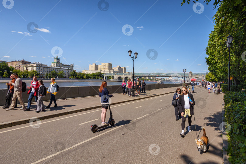 Скачать Гуляющие по Пушкинской набережной люди. Москва. фотосток Ozero