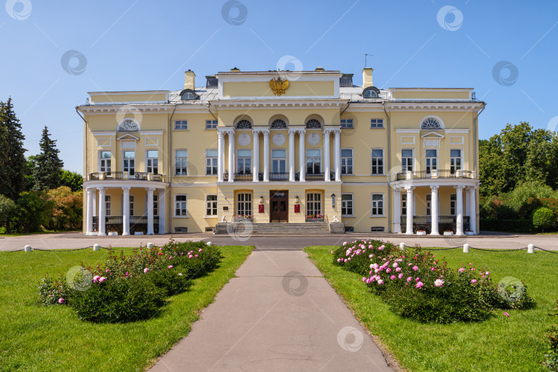 Скачать Александринский дворец в Нескучном саду в районе Ленинского проспекта в Москве. фотосток Ozero