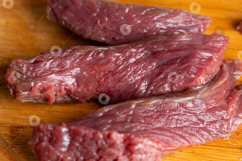 Скачать Свежее сырое мясо дикого кабана, вырезка фотосток Ozero