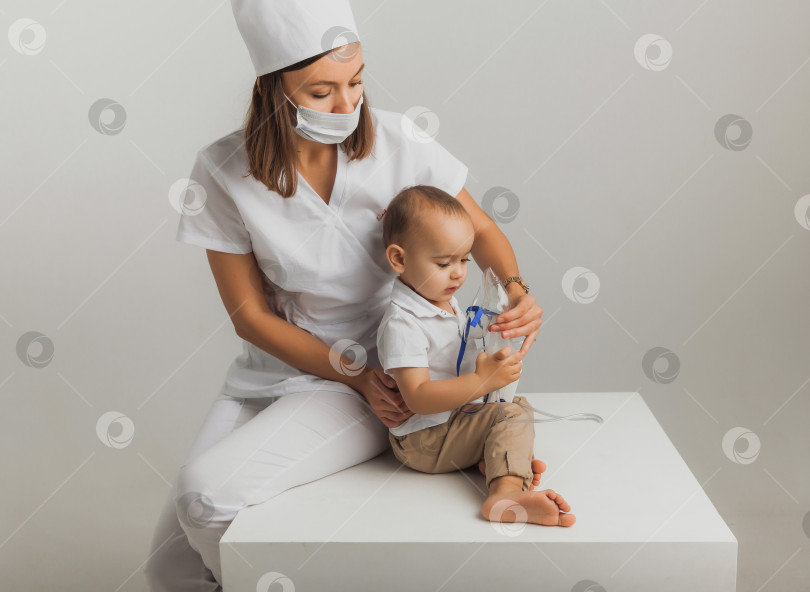 Скачать Врач проводит процедуру ингаляции маленькому мальчику. высококачественная студийная фотография. детская медицина фотосток Ozero