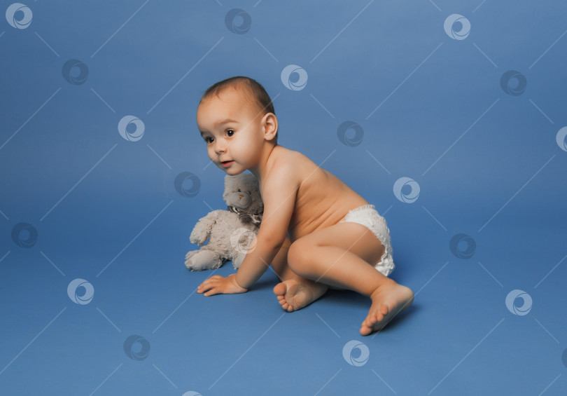 Скачать яркий портрет очаровательного малыша на синем фоне. фотосток Ozero