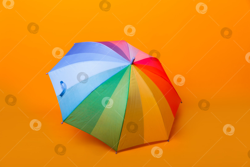 Скачать разноцветный радужный зонт на желтом фоне. осенняя концепция. фотосток Ozero