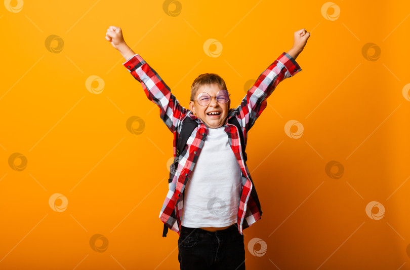 Скачать Счастливый мальчик забавно смеется, удивленно вскрикивает, поднимая руки вверх, детские эмоции. фотосток Ozero