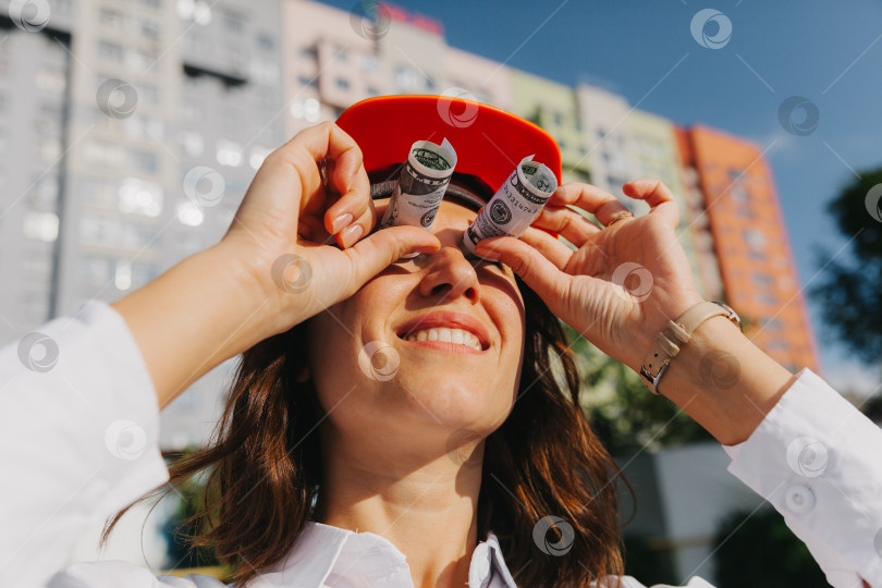 Скачать деловая женщина-архитектор в каске просматривает долларовые купюры как символ целеустремленности. бизнес фотосток Ozero