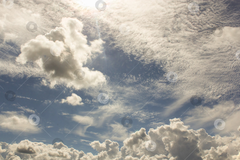Скачать Перистые облака на голубом небе. фотосток Ozero
