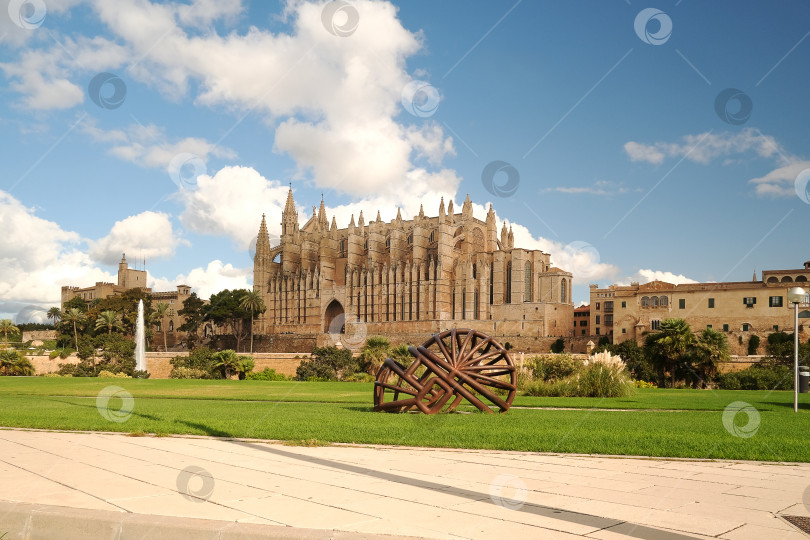 Скачать Остров Майорка (Испания). Вид на кафедральный собор Санта-Мария фотосток Ozero