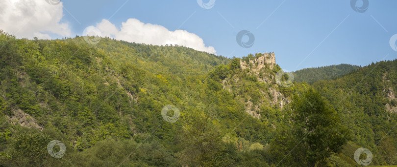 Скачать Словакия, панорамный вид на руины замка Старград летом (Slovakia, Starhrad) фотосток Ozero