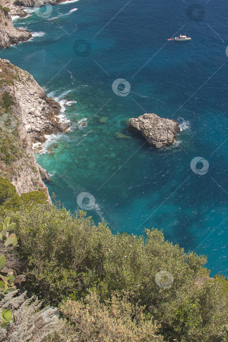 Скачать Вид на побережье острова Капри (Италия) с видом на грот »Grotta Albergo dei Marinai" и лодку фотосток Ozero