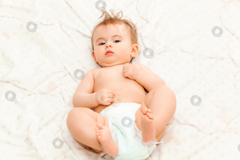 Скачать Портрет милого 6-месячного малыша, лежащего на одеяле. маленький счастливый ребенок фотосток Ozero