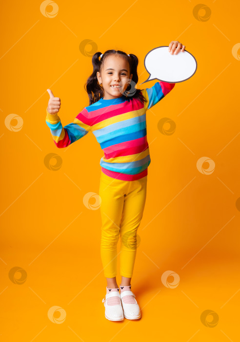 Скачать портрет маленькой девочки, держащей в руках пустое бумажное облако и обдумывающей какую-то идею. фотосток Ozero