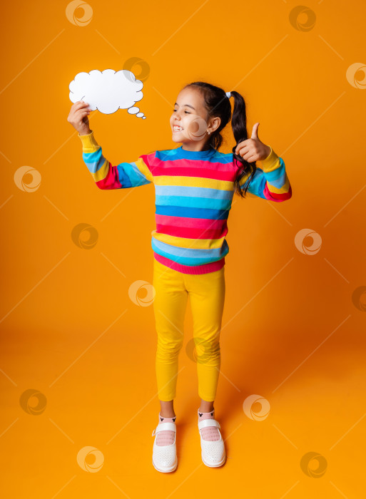 Скачать портрет маленькой девочки, держащей в руках пустое бумажное облако и обдумывающей какую-то идею. фотосток Ozero