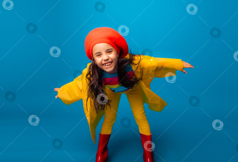 Молодая русская девушка в меховой шапке смеется, держит серые зимние сапоги | Премиум Фото