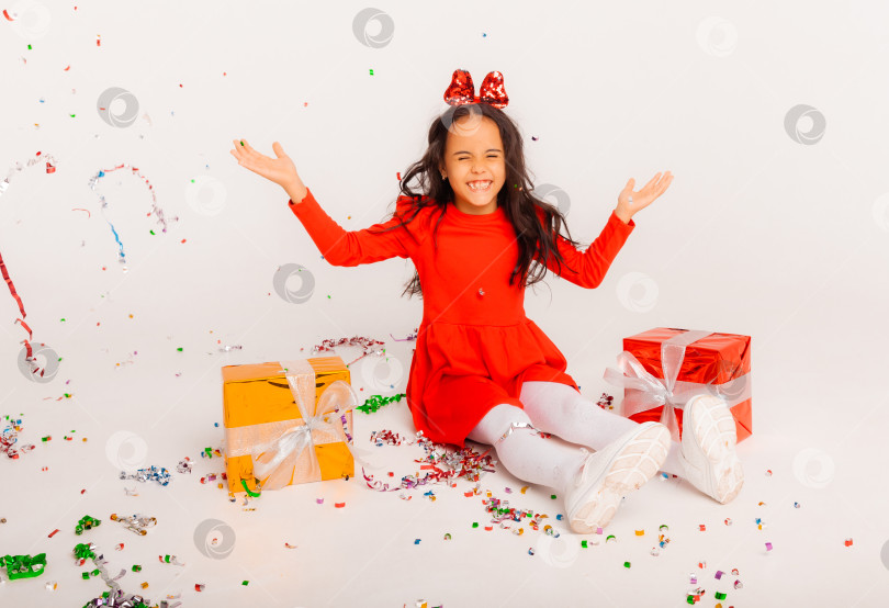 Скачать веселая девушка с подарочной коробкой на вечеринке, на которую сыплются конфетти. празднование дня рождения или нового года фотосток Ozero